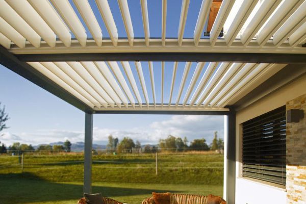 Bioklimatska lamelna pergola Misteral v beli barvi