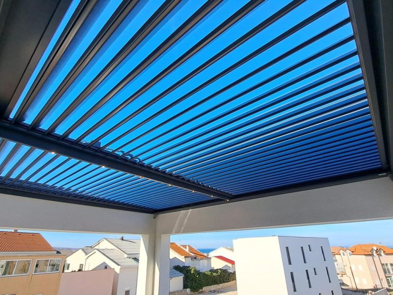 Bioklimatska pergola v obodni konstrukciji