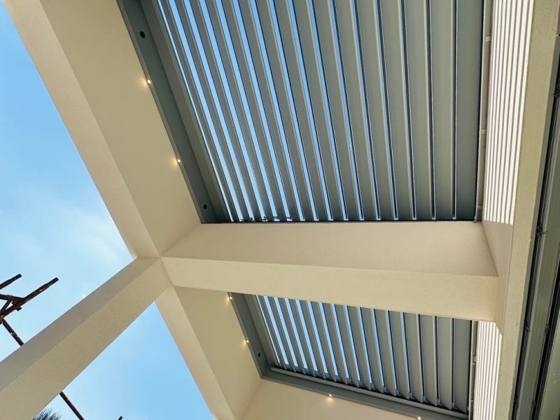 Bioklimatska pergola v obodni konstrukciji - Zagreb