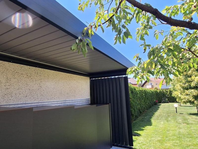 Bioklimatska pergola z brisole steno