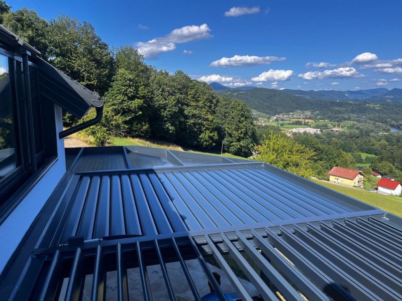 Bioklimatska pergola z fiksnimi polji nepravilnih oblik - Ljubljana